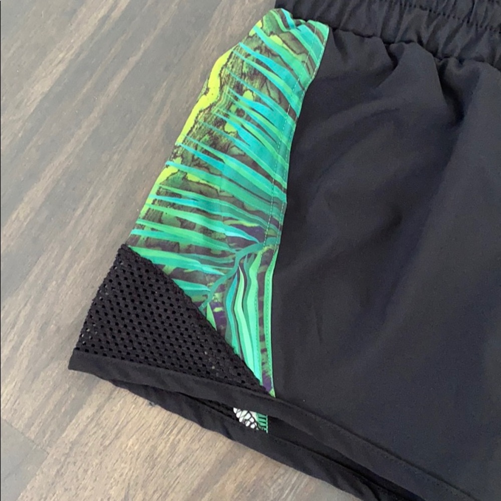 NEW! REFLEX RUN SHORTS - Picture 5 of 8
